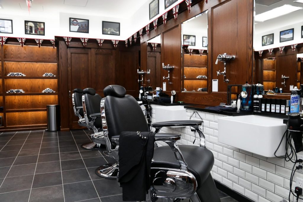 BARBER SHOPS ONLINE, INSIDE BARBER SHOP WITH CHAIRS MIRRORS AND SCCRSSORIES