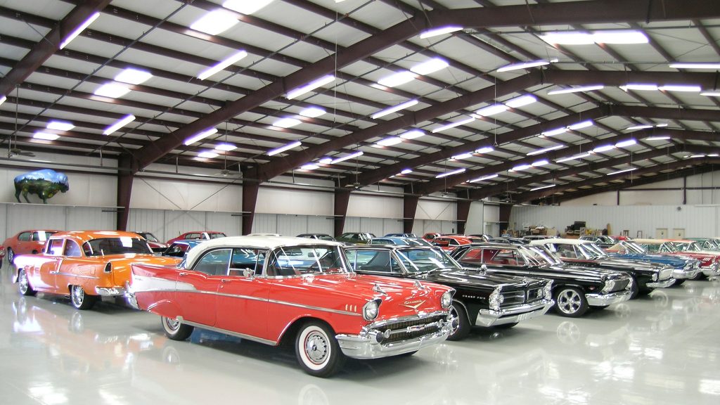 A LARGE SHOWROOM WITH LARGE SELECTION OF CLASSIC CARS